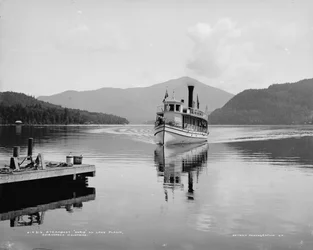 Bateau à vapeur Doris sur le lac Placid, montagnes Adirondack, vers 1902
